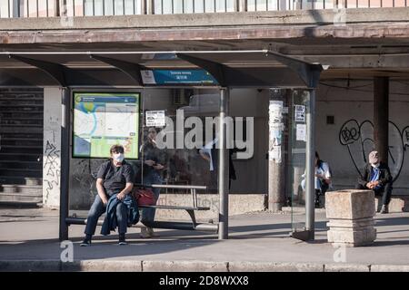 BELGRAD, SERBIEN - 10. OKTOBER 2020: Frau mit Atemmaske wartet auf Transport in einer Bushaltestelle von Belgrad, während der Coronaviru Stockfoto