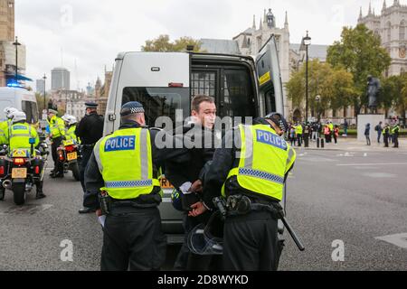 London, Großbritannien. 24. Oktober 2020. Polizisten verhaften einen Mann während der COVID-19-Blockierung auf dem Parliament Square. Quelle: Waldemar Sikora Stockfoto