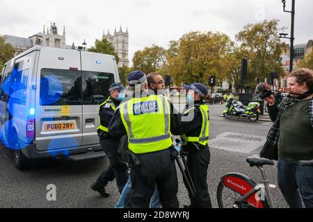 London, Großbritannien. 24. Oktober 2020. Polizisten verhaften einen Mann während der COVID-19-Blockierung auf dem Parliament Square. Quelle: Waldemar Sikora Stockfoto