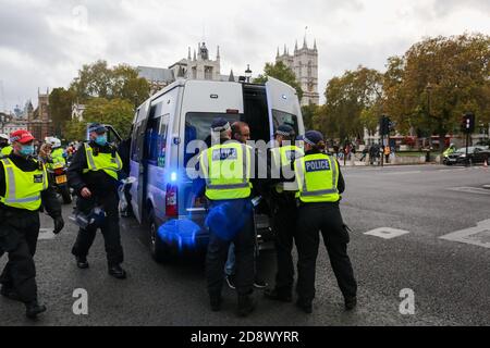 London, Großbritannien. 24. Oktober 2020. Polizisten verhaften einen Mann während der COVID-19-Blockierung auf dem Parliament Square. Quelle: Waldemar Sikora Stockfoto