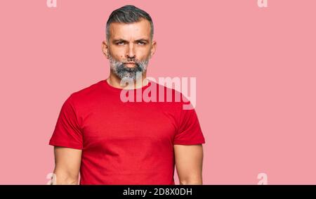 Mittelalter schöner Mann trägt lässige Kleidung deprimiert und sorgen für Not, Weinen wütend und Angst. Trauriger Ausdruck. Stockfoto