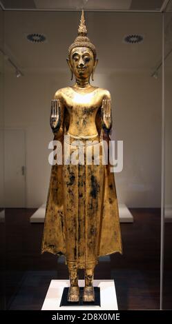 Große Buddha-Statue. Goldlack auf Bronze. Ayutthaya. Thailand. 17.-18. Jahrhundert. Museum der Kulturen der Welt. Barcelona. Spanien. Stockfoto