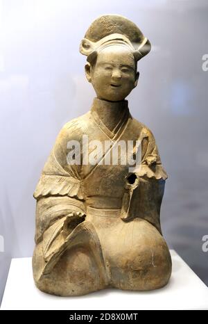 Eine sitzende Dienstmädchen Figur. Han-Zeit (25-220 n. Chr.). Terrakotta. Sichuan-Stil. Sichuan. Sichuan Museum, Chengdu Shi, China. Stockfoto