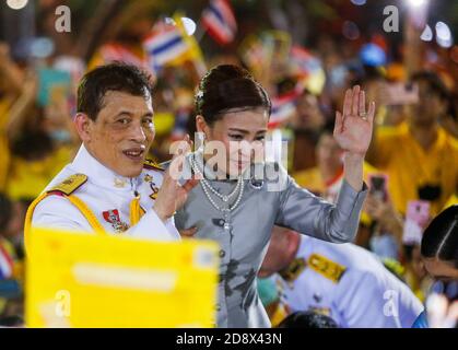 Bangkok, Thailand. November 2020. Thailands König Maha Vajiralongkorn und Königin Suthida begrüßen die Royalisten vor dem Großen Palast in Bangkok.Menschen in gelber Kleidung strömten zu Bangkoks Sanam Luang und dem Tempel des Smaragd-Buddha, um ihre Loyalität gegenüber seiner Majestät dem König zu demonstrieren. Quelle: Chaiwat Subprasom/SOPA Images/ZUMA Wire/Alamy Live News Stockfoto