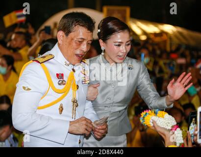 Bangkok, Thailand. November 2020. Thailands König Maha Vajiralongkorn und Königin Suthida begrüßen die Royalisten vor dem Großen Palast in Bangkok.Menschen in gelber Kleidung strömten zu Bangkoks Sanam Luang und dem Tempel des Smaragd-Buddha, um ihre Loyalität gegenüber seiner Majestät dem König zu demonstrieren. Quelle: Chaiwat Subprasom/SOPA Images/ZUMA Wire/Alamy Live News Stockfoto