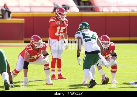 Kansas City, Missouri, USA. November 2020. Kansas City Chiefs Quarterback Patrick Mahomes (15) überprüft die Verteidigung während des NFL Football Game zwischen den New York Jets und den Kansas City Chiefs im Arrowhead Stadium in Kansas City, Missouri. Kendall Shaw/CSM/Alamy Live News Stockfoto