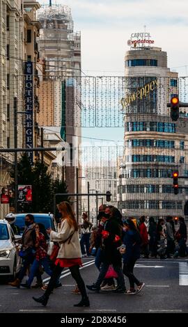 Madrid, Spanien - 1. November 2020: Fußgänger überqueren die Calle Gran Via in Madrid, Spanien die wichtigste Handelsstraße Stockfoto