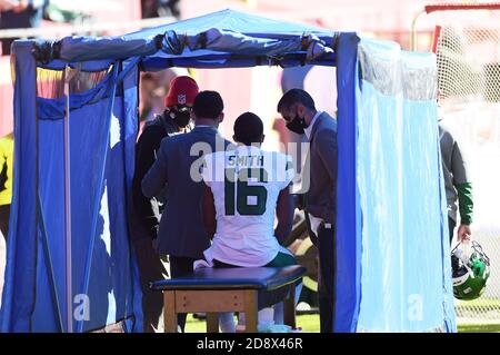 Kansas City, Missouri, USA. November 2020. Der New York Jets Wide Receiver Jeff Smith (16) wird beim NFL Football Game zwischen den New York Jets und den Kansas City Chiefs im Arrowhead Stadium in Kansas City, Missouri, auf eine Gehirnerschütterung überprüft. Kendall Shaw/CSM/Alamy Live News Stockfoto