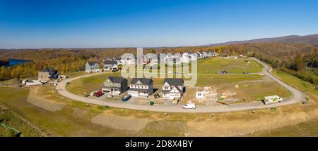 Morgantown, WV - 31. Oktober 2020: Neue Wohnsiedlung oder Unterteilung wird in modularer Bauweise in der Nähe von Cheat Lake in West Virginia gebaut Stockfoto