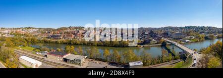 Morgantown, WV - 31. Oktober 2020: Luftdrohne-Panoramaaufnahme der Innenstadt von Morgantown mit dem WVU-Campus im Herbst Stockfoto