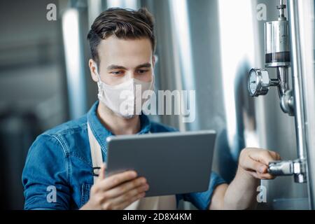 Arbeiten mit Produktionsanlagen in modernen Fabrik Stockfoto