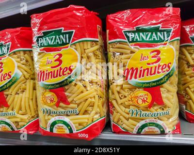 Puilboreau, Frankreich - 14. Oktober 2020: Ausgewählte Sammlung von Macaroni Pasta Panzani Marke Display für den Verkauf in französisch Supermarkt Stockfoto