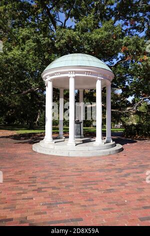 Chapel Hill, NC / USA - 21. Oktober 2020: Der alte Brunnen auf dem Campus der University of North Carolina Stockfoto