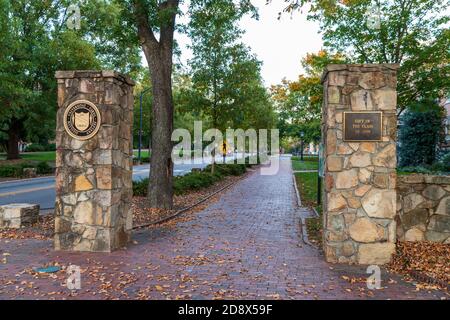 Chapel Hill, NC / USA - 23. Oktober 2020: Steineingang zur University of North Carolina Chapel Hill mit gemauertem Bürgersteig Stockfoto