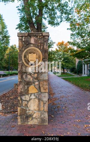 Chapel Hill, NC / USA - 23. Oktober 2020: Steineingang zur University of North Carolina Chapel Hill mit gemauertem Bürgersteig Stockfoto