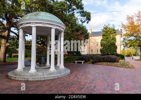 Chapel Hill, NC / USA - 22. Oktober 2020: Der alte Brunnen auf dem Campus der University of North Carolina Chapel Hill Stockfoto