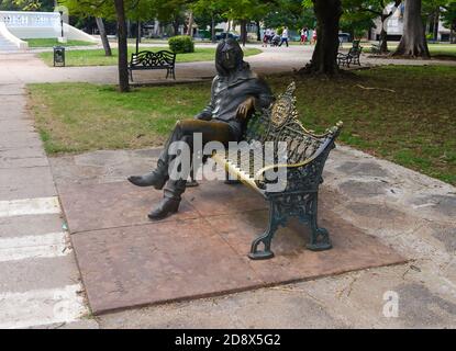 John Lennon Bronzestatue im John Lennon Park (Parque) in Havanna, Kuba. Früher bekannt als Parque Menocal. Stockfoto