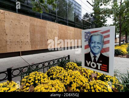 01. November 2020, Washington, District of Columbia, USA - Unternehmen werden in der Nähe des Weißen Hauses in Anlehnung an die Gewalttaten auf den Straßen nach den Parlamentswahlen am Dienstag 2020 verladen. Das plausibelste Szenario an diesem Punkt ist, dass der ehemalige Vizepräsident Joe Biden die Wahl gewinnen wird, aber dass Präsident Trump keine Niederlage einräumen und Demonstrationen und Proteste einleiten wird.(Bildquelle: © Brian Cahn/ZUMA Wire) Stockfoto