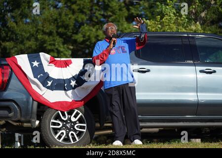 Hollywood, Usa. November 2020. House Majority Whip James Clyburn, D-SC, adressiert Unterstützer während eines Wahlkampfstopps mit Senatskandidat Jaime Harrison bei einer Drive-in-Kundgebung am Sonntag, 1. November 2020 in North Charleston, South Carolina. Harrison ist Hals und Hals in den Umfragen gegen den amtierenden Senator Lindsey Graham. Foto von Richard Ellis/UPI Credit: UPI/Alamy Live News Stockfoto