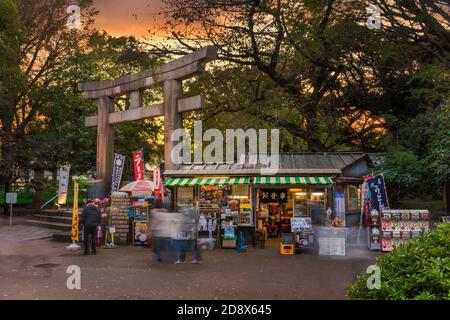 tokio, japan - oktober 20 2020: Restaurant eines Retro-Souvenirshops namens Toshogu Daiichi Shop neben dem steinernen Torii-Tor des Ueno Tōshō-gū-Schreins Stockfoto