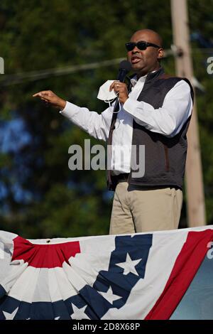 North Charleston, Usa. November 2020. Demokratischer Senatskandidat Jaime Harrison spricht Unterstützer während einer Drive-in-Kundgebung am Sonntag, 1. November 2020 in North Charleston, South Carolina an. Harrison ist Hals und Hals in den Umfragen gegen den amtierenden Senator Lindsey Graham. Foto von Richard Ellis/UPI Credit: UPI/Alamy Live News Stockfoto