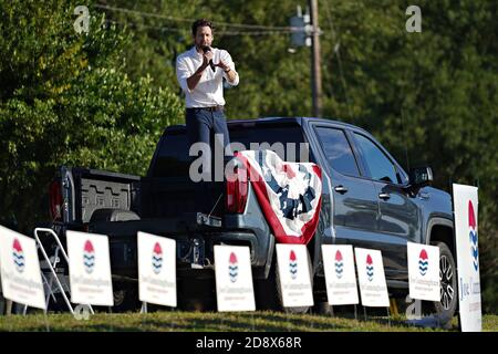 North Charleston, Usa. November 2020. Der Kongressabgeordnete Joe Cunningham spricht während einer Drive-in-Kundgebung am Sonntag, den 1. November 2020 in North Charleston, South Carolina, Unterstützer an. Cunningham schloss sich dem Senatskandidaten Jaime Harrison und dem Mehrheitsgewinner James Clyburn für eine Drive-in-Rallye an. Foto von Richard Ellis/UPI Credit: UPI/Alamy Live News Stockfoto