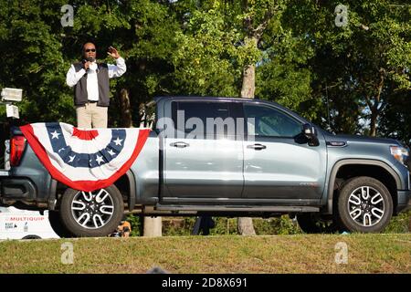 North Charleston, Usa. November 2020. Demokratischer Senatskandidat Jaime Harrison spricht Unterstützer während einer Drive-in-Kundgebung am Sonntag, 1. November 2020 in North Charleston, South Carolina an. Harrison ist Hals und Hals in den Umfragen gegen den amtierenden Senator Lindsey Graham. Foto von Richard Ellis/UPI Credit: UPI/Alamy Live News Stockfoto