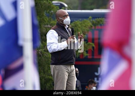 Hollywood, Usa. November 2020. South Carolina Demokratische Senatskandidat Jaime Harrison Adressen Unterstützer während einer Kampagne Anschlag in einem ländlichen Gebiet außerhalb Charleston am Sonntag, 1. November 2020 in Hollywood, South Carolina. Harrison ist Hals und Hals in den Umfragen gegen den amtierenden Senator Lindsey Graham. Foto von Richard Ellis/UPI Credit: UPI/Alamy Live News Stockfoto