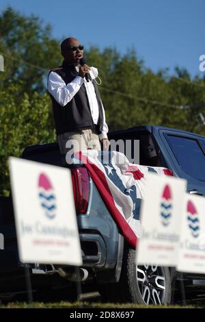 North Charleston, Usa. November 2020. Demokratischer Senatskandidat Jaime Harrison spricht Unterstützer während einer Drive-in-Kundgebung am Sonntag, 1. November 2020 in North Charleston, South Carolina an. Harrison ist Hals und Hals in den Umfragen gegen den amtierenden Senator Lindsey Graham. Foto von Richard Ellis/UPI Credit: UPI/Alamy Live News Stockfoto