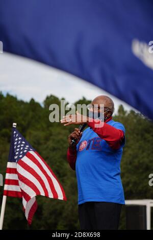 Hollywood, Usa. November 2020. House Majority Whip James Clyburn Adressen Unterstützer während einer Kampagne stoppen mit Senatskandidat Jaime Harrison in einer ländlichen Gegend außerhalb Charleston am Sonntag, 1. November 2020 in Hollywood, South Carolina. Harrison ist Hals und Hals in den Umfragen gegen den amtierenden Senator Lindsey Graham. Foto von Richard Ellis/UPI Credit: UPI/Alamy Live News Stockfoto