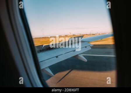 Flügel eines Flugzeuges, das in Kastrup, Flughafen Kopenhagen landet. Stockfoto