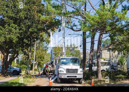 New Orleans, Louisiana/USA - 10/31/2020: Versorgungsarbeiter reparieren Versorgungsleitungen beschädigt durch Hurrikan Zeta in Uptown Nachbarschaft Stockfoto