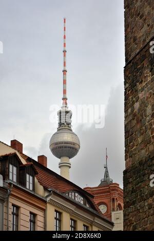 Fernsehturm und Turm des Roten Rathauses, Berlin Stockfoto