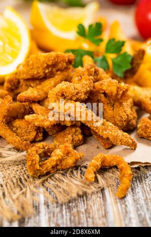 Knusprig Panierte Clam Strips Snack Größe. Tiefgebratene, Panierte Muschel-Finger. Selektiver Fokus. Stockfoto