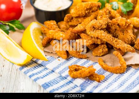 Knusprig Panierte Clam Strips Snack Größe. Tiefgebratene, Panierte Muschel-Finger. Selektiver Fokus. Stockfoto