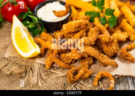 Knusprig Panierte Clam Strips Snack Größe. Tiefgebratene, Panierte Muschel-Finger. Selektiver Fokus. Stockfoto