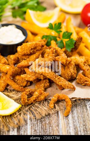 Knusprig Panierte Clam Strips Snack Größe. Tiefgebratene, Panierte Muschel-Finger. Selektiver Fokus. Stockfoto