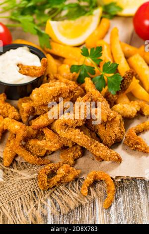 Knusprig Panierte Clam Strips Snack Größe. Tiefgebratene, Panierte Muschel-Finger. Selektiver Fokus. Stockfoto