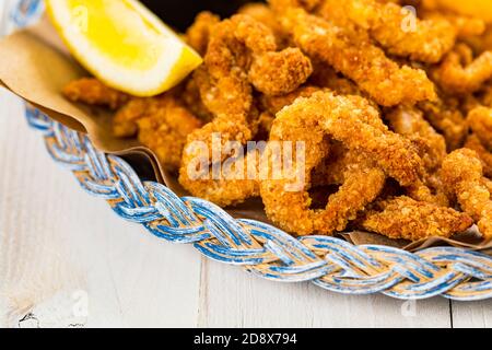 Knusprig Panierte Clam Strips Snack Größe. Tiefgebratene, Panierte Muschel-Finger. Selektiver Fokus. Stockfoto