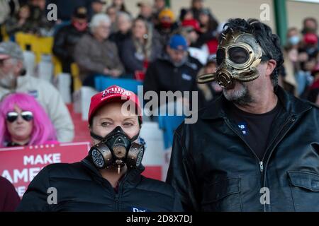 Kalispell, Montana, USA. Oktober 2020. Ein Paar mit Dampf Punk Gasmasken bei einer Get Out The Vote Rally mit Donald Trump Junior und Montana Senator Steve Daines an Halloween Nacht als ein Vollblauer Mond kam auf dem Flathead County Fairgrounds in Kalispell, Montana.der amtierende Senator Daines ist in einer engen Verbindung mit dem Gouverneur von Montana Steve Bullock. Quelle: Kent Meireis/ZUMA Wire/Alamy Live News Stockfoto