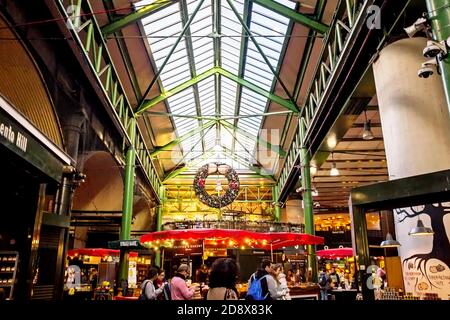 Interieur am Borough Market mit weihnachtlicher Dekoration in London Stockfoto