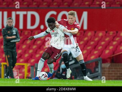 Manchester, Großbritannien. November 2020. Arsenals Bukayo Saka (L) wird am 1. November 2020 beim Spiel der englischen Premier League zwischen dem Manchester United FC und dem Arsenal FC in Old Trafford in Manchester, Großbritannien, von Scott McTominay aus Manchester United herausgefordert. Quelle: Xinhua/Alamy Live News Stockfoto