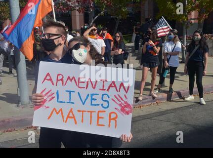 Am Sonntag, den 1. November 2020, versammelten sich mehrere hundert Demonstranten vor dem aserbaidschanischen Generalkonsulat, um gegen den Konflikt zwischen Armenien und Aserbaidschan in Los Angeles zu protestieren. Aserbaidschanische Beamte glauben, dass die Region Berg-Karabach illegal besetzt wurde und keine Armenier unter Kontrolle haben wollen, während die armenischen Behörden sagen, dass die Menschen dort zuvor um ihre Regierung gebeten haben, Und die Türkei ist an der Beteiligung der Türkei nicht zu denken, da das Land weiterhin leugnet, dass ein armenischer Völkermord während des Ersten Weltkriegs stattgefunden hat.Foto von Jim Ruymen/UPI Stockfoto