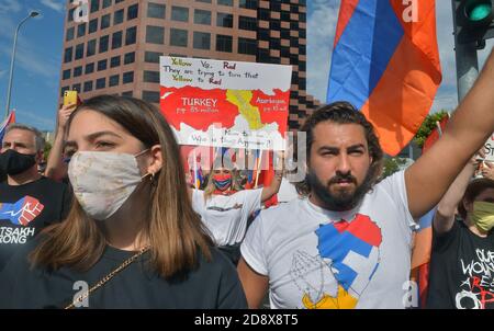 Am Sonntag, den 1. November 2020, versammelten sich mehrere hundert Demonstranten vor dem aserbaidschanischen Generalkonsulat, um gegen den Konflikt zwischen Armenien und Aserbaidschan in Los Angeles zu protestieren. Aserbaidschanische Beamte glauben, dass die Region Berg-Karabach illegal besetzt wurde und keine Armenier unter Kontrolle haben wollen, während die armenischen Behörden sagen, dass die Menschen dort zuvor um ihre Regierung gebeten haben, Und die Türkei ist an der Beteiligung der Türkei nicht zu denken, da das Land weiterhin leugnet, dass ein armenischer Völkermord während des Ersten Weltkriegs stattgefunden hat.Foto von Jim Ruymen/UPI Stockfoto