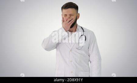Mittlere Aufnahme. Müde türkisch Arzt hält Gesicht in Verzweiflung auf Gradienten Hintergrund. Professionelle Aufnahme in 4K-Auflösung. 044. Du kannst es z.B. in deinem Ich verwenden Stockfoto