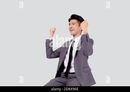 Portrait Geschäftsmann in Anzug stehend mit Erfolg gewinnen isoliert auf weißem Hintergrund, ist junge asiatische Geschäftsmann Manager oder Executive zuversichtlich Stockfoto