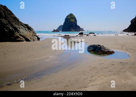 Sonniger Tag mit spätem Nebel auf dem Whaleshead Beach im Samuel H. Boardman State Scenic Corridor in Oregon Stockfoto