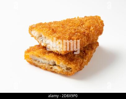 Schneiden Sie Fischbraten auf einem weißen Hintergrund platziert Stockfoto