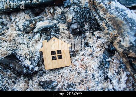 Brandkonzept. Das Haus brannte ab. Hypothek-Symbol. Stockfoto