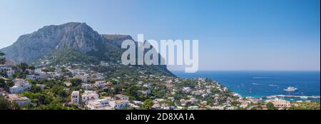 Panoramablick auf die Insel Capri Stockfoto